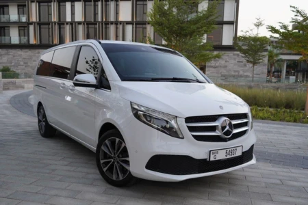 Najem Mercedes V250 v Dubaju